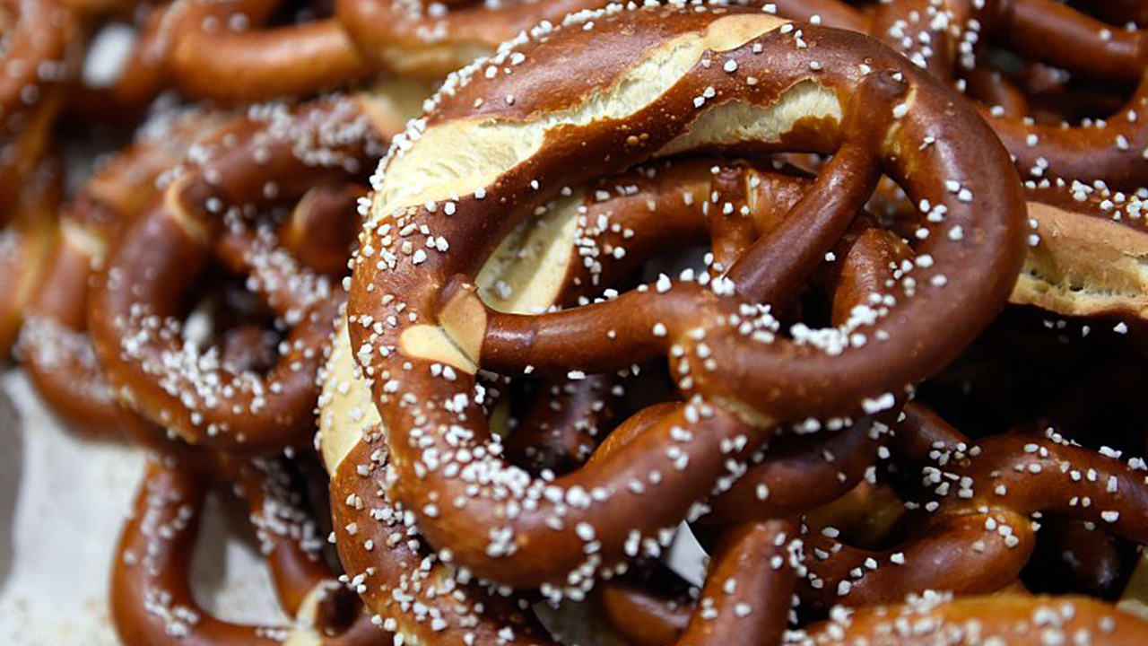 Students served pretzels covered in oven cleaner, lawsuit claims — Syosset Schools news